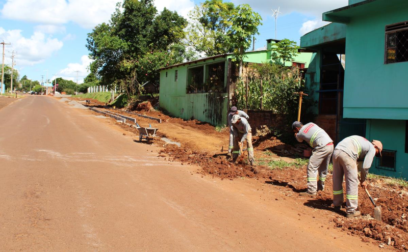 Com recursos próprios, prefeitura constrói calçada na Rua Jayme Caetano Braun